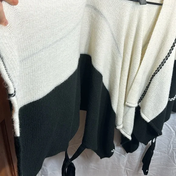 Vince Camuto Women’s OS Black/Cream Poncho/Shawl/Wrap - Picture 4 of 8